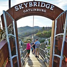 GREAT SMOKY MOUNTAINS AND GATLINBURG IN FALL